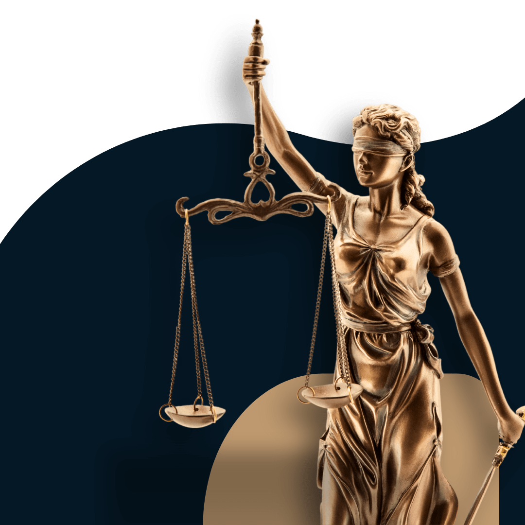 Estátua da Justiça em ouro representando advogado em Itapetininga, com balança equilibrada e espada, simbolizando justiça e equidade.