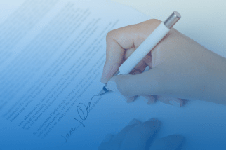 Assinatura de contrato imobiliário evidenciando serviços de um advogado imobiliário em Itapetininga