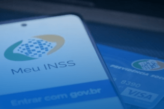 Interface do aplicativo 'Meu INSS' em um smartphone ao lado de um cartão de crédito da Previdência Social, representando serviços de advocacia previdenciária em Itapetininga